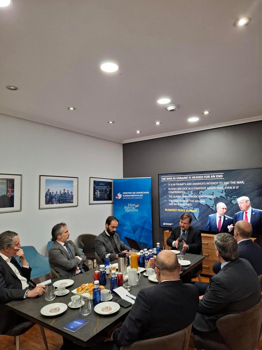 🌍 En el nuevo orden multipolar que se abre paso, la ineptitud de sus líderes está condenando Europa a la irrelevancia.

👉 Por ello es clave entender los equilibrios de poder en esta “crisis geopolítica” del siglo XXI, tarea de <a href="/KoskovicsZ/">Koskovics Zoltán</a> 🇭🇺, que impartió un seminario con