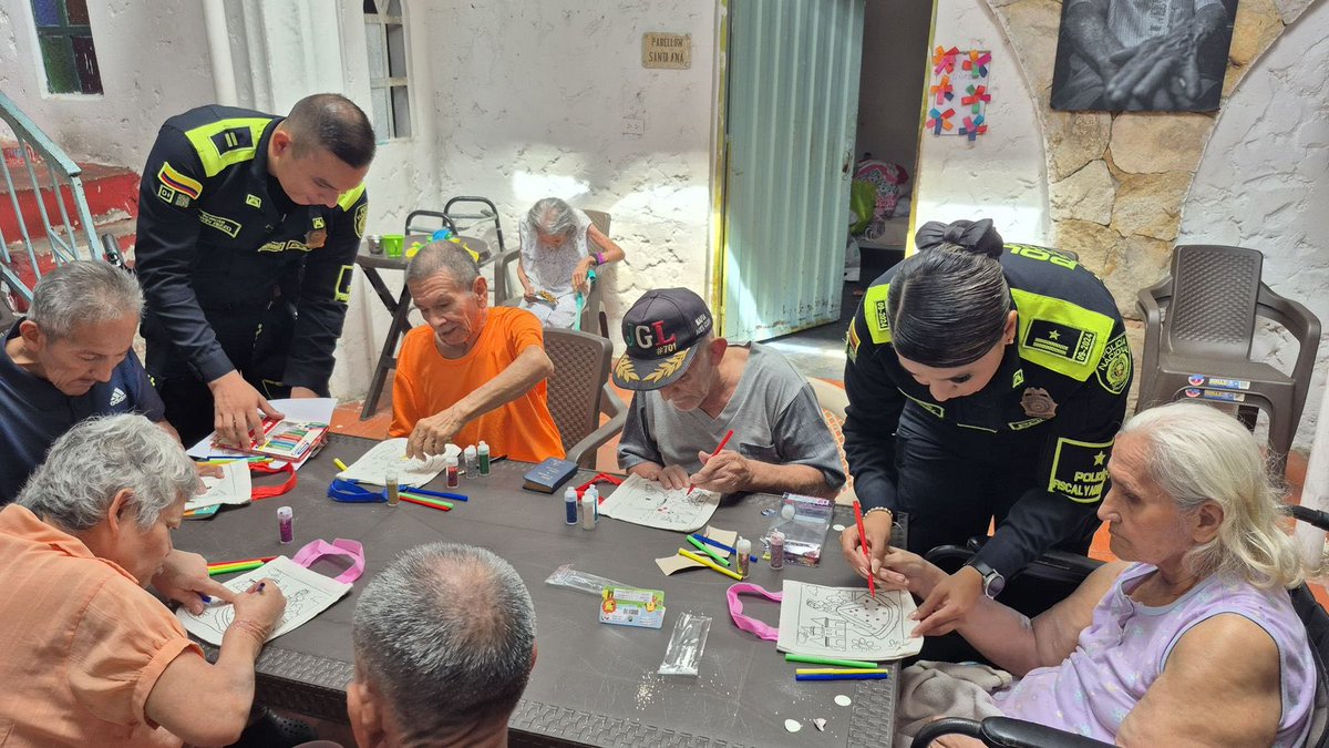 PoliciaColombia's tweet image. La dignidad humana guía cada procedimiento policial. Nuestro compromiso es actuar con justicia, proporcionalidad y cercanía, protegiendo lo más valioso, la vida. #Dignidad @PoliciaCucuta