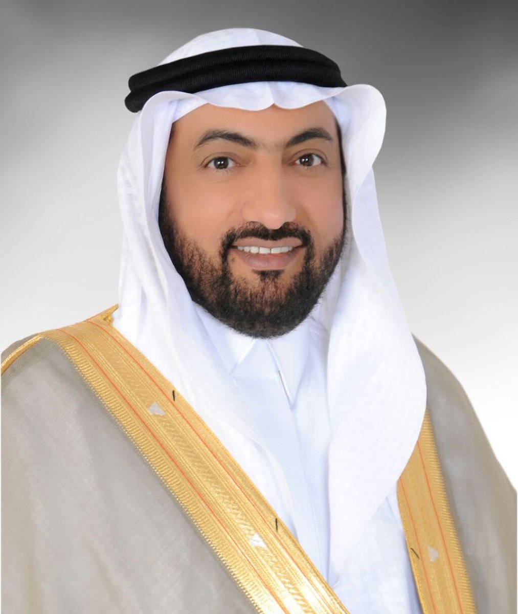 Saeed20p's tweet photo. #قصيده_مهداه_لدكتور_سعيد_بن_احمد_بن_عبدالرحمن 

لليل  نور   ويفلج   العتمه إشراق 
ولصبح متنفس  ولهفه  ومسراح

ولطيب ناسٍ  تعتني  به بالأعماق 
سوقٍ مثل الأسهم ويقرن بالارباح

شاعر  واراقب في سماء  كل براق
ولا الد في من هو  تقافا ومن راح

حبر القلم لو يشتكي  قل الاوراق
مايشتكي قل  المشاعر  ولو باح 

واتوق للي  مكتسي  زين  الأخلاق 
واسمه  لوحده  فارق ٍ  كلما  لاح
 
دكتور وافعاله مع  الناس  ترياق
ويداوي اللي ضده الوقت بإجراح

سعيد رمزاً واسمه  يجوب الأفاق
وقصة  وفاء فيها  تواريخ  وكفاح
 
ابواحمد اللي  زاهين كل  ما لاق 
على متون المجد له فخر ووشاح

ربعه  سريع اللي  لهم دار ونطاق 
وبديار   بلّسمر  بها   الهم   ينزاح
 
وانا بمدح الكفو  ماجاني  إرهاق
يستاهل اللي حايز  ٍ كل الامداح

من يعرفه  ماينهزم  كلما  ضاق 
يدريبه انه محزم  بدرع  وسلاح

فيه الولاء  جذرٍ غصونه  والاوراق
لأعظم وطن نفديه بقلوب وارواح

#سعيد_بن_عبدالله