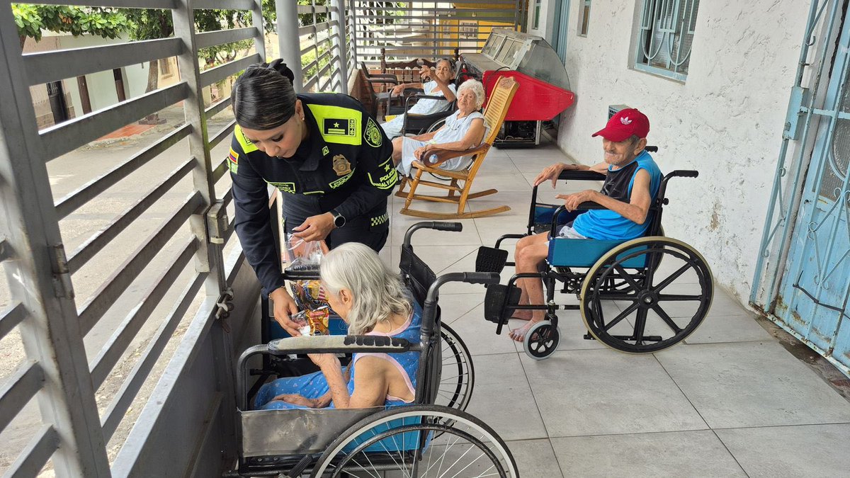 PoliciaColombia's tweet image. La dignidad humana guía cada procedimiento policial. Nuestro compromiso es actuar con justicia, proporcionalidad y cercanía, protegiendo lo más valioso, la vida. #Dignidad @PoliciaCucuta