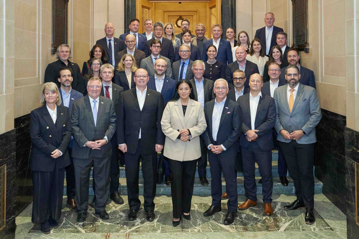 MTLINTL's tweet photo. Des leaders du milieu des affaires et du secteur universitaire se sont réunis pour former la nouvelle ÉQUIPE MONTRÉAL, déterminée à positionner la métropole comme ville hôte de la Defence, Security, and Resilience Bank (DSRB).📸 @MTL_Ville / Sylvain Légaré https://t.co/j2uBxM9qbQ