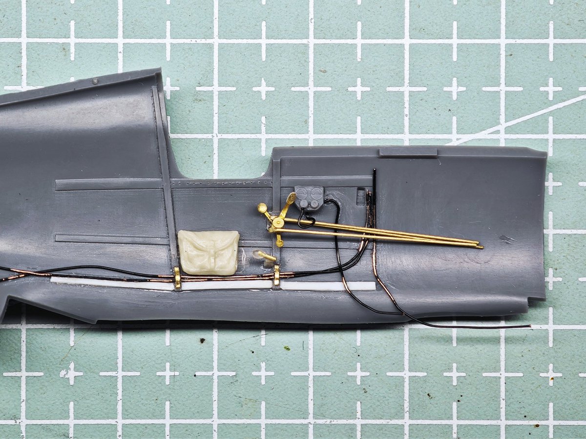 I-16 座舱左廊板改造

重做了整个节流阀组件，追加了引擎火灾燃油关闭阀门控制杠杆和飞行员用的帆布地图包