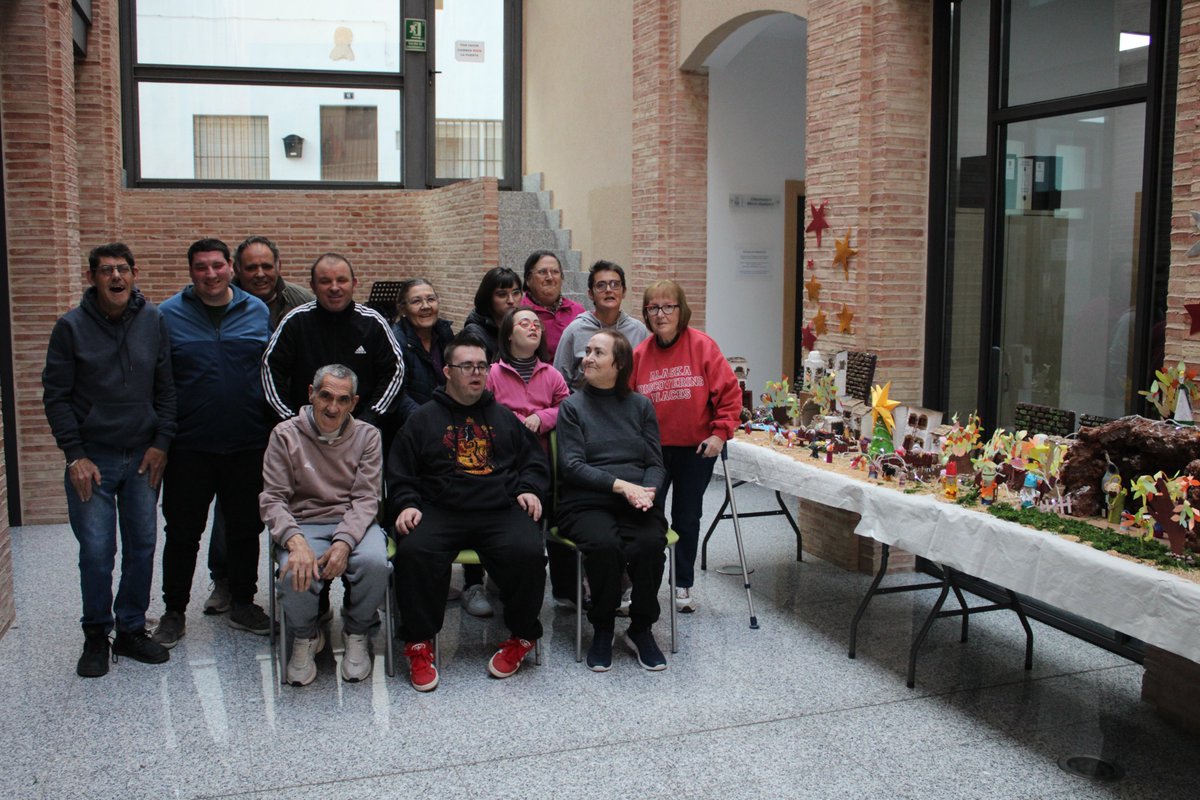 🌟 Los chicos y chicas del Taller de Adultos de ATEMIS han instalado su tradicional Belén en el hall del Ayuntamiento de Iniesta. Una representación de más de cuatro metros que ya forma parte de la Navidad en el municipio.

⏰ Visítalo en horario de 9 a 14h durante estas fiestas.