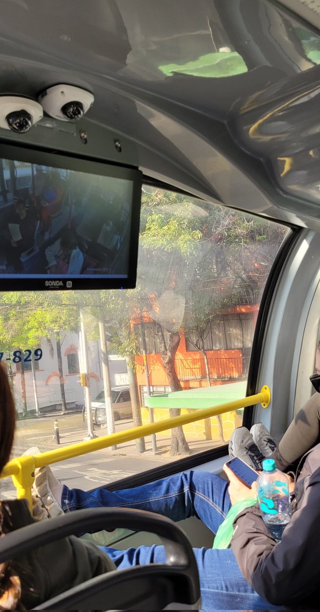 Kimichu30's tweet photo. @MetrobusCDMX 
Que pena que no puedan respetar los espacios públicos. 
Como si estuvieran en su casa. 🫣
"Así se les dice ma... nacos" https://t.co/wf9sr648nK