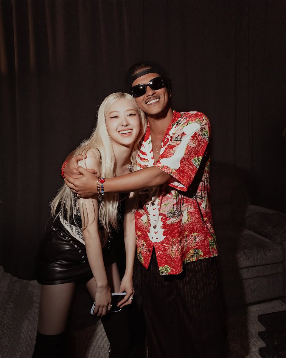 roseannepics's tweet photo. WHAT??? THERE IS ANOTHER SONG THAT ROSÉ AND BRUNO WORKED ON TOGETHER?????😭 https://t.co/RDQABYGoEF