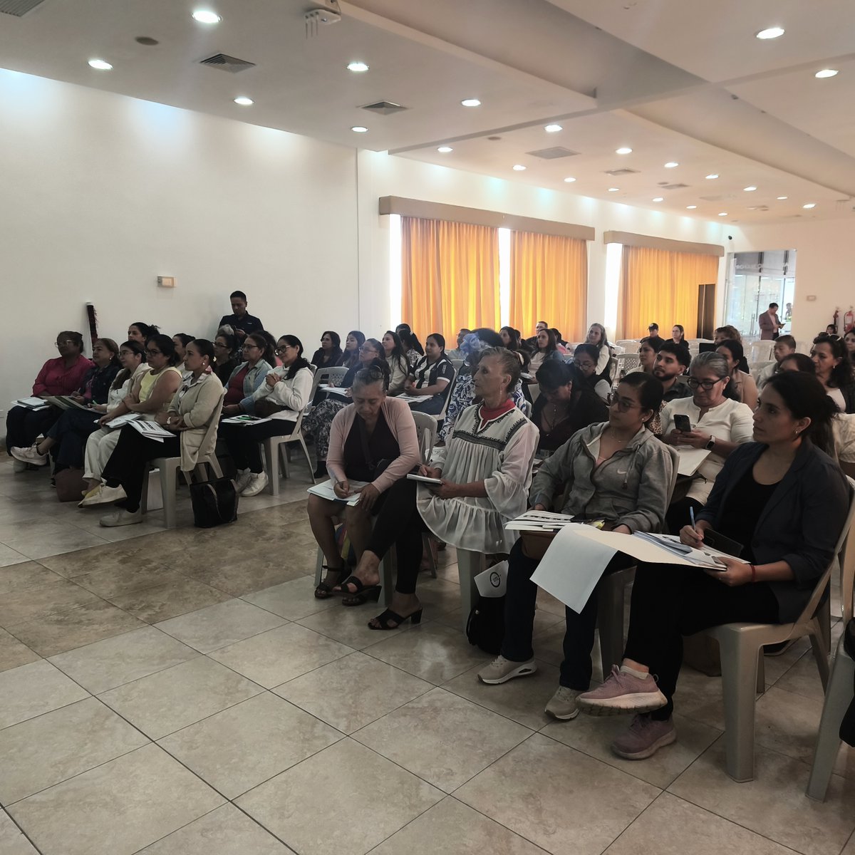 Capacitamos a 70 emprendedores del proyecto de vinculación Mejoramiento de la Gestión de Comercialización de los Resultados de Emprendimientos de Sectores Vulnerables de la ciudad de Santo Domingo.
Entérate: ute.edu.ec/capacitacion-e…

#SomosUTE #VinculaciónUTE #FDCAS #SantoDomingo