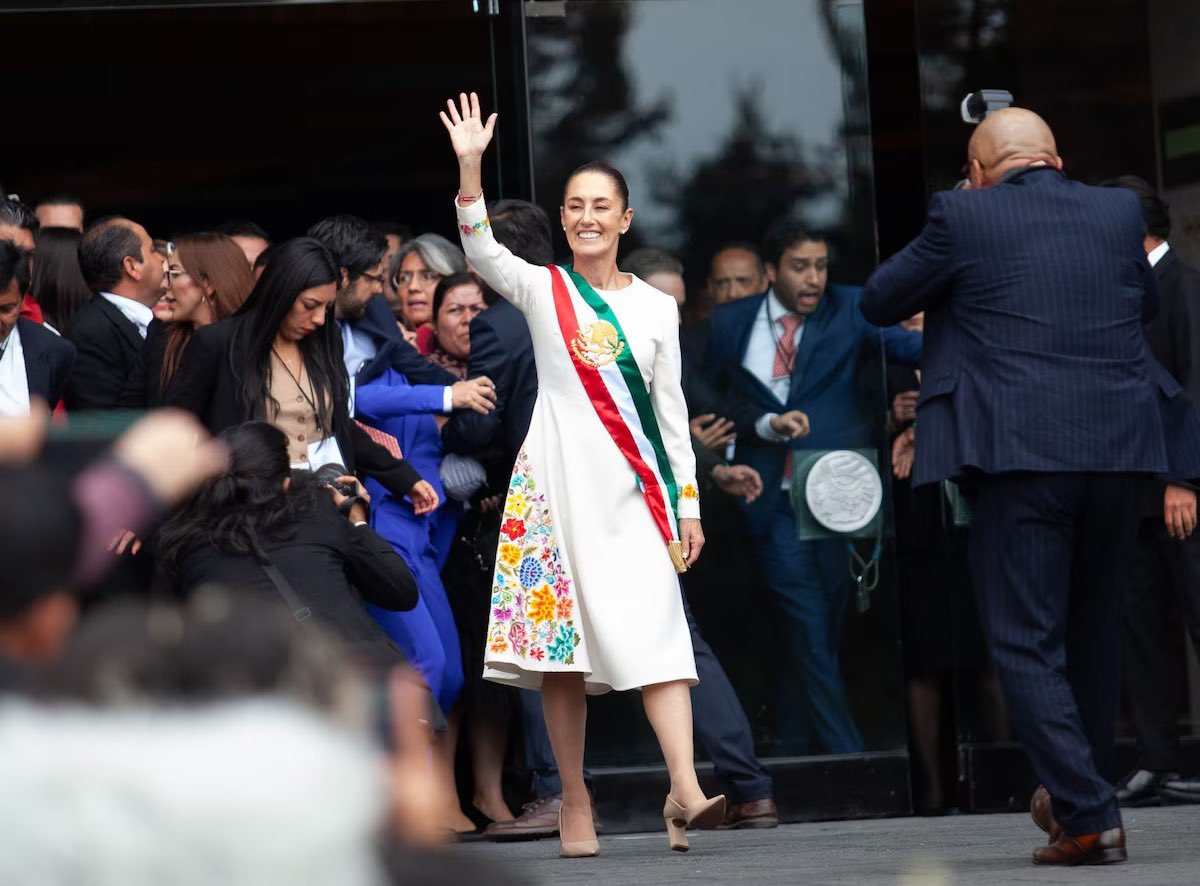 agarcialopezl's tweet image. Orgulloso de que The New York Times haya reconocido a la presidenta @Claudiashein por su estilo, destacando su uso de prendas mexicanas bordadas y su apoyo a la moda indígena, promoviendo la visibilidad de las y los artesanos frente a imitaciones de grandes marcas.