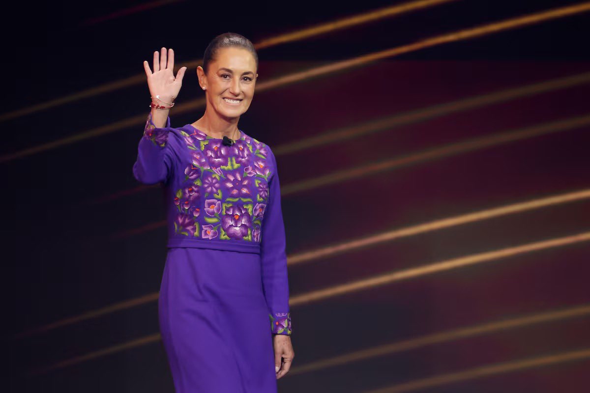 agarcialopezl's tweet image. Orgulloso de que The New York Times haya reconocido a la presidenta @Claudiashein por su estilo, destacando su uso de prendas mexicanas bordadas y su apoyo a la moda indígena, promoviendo la visibilidad de las y los artesanos frente a imitaciones de grandes marcas.