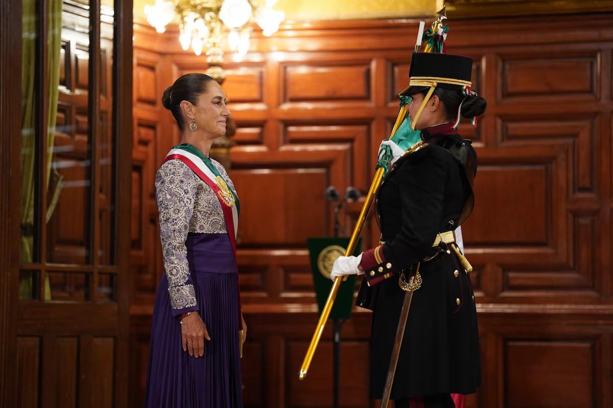 agarcialopezl's tweet image. Orgulloso de que The New York Times haya reconocido a la presidenta @Claudiashein por su estilo, destacando su uso de prendas mexicanas bordadas y su apoyo a la moda indígena, promoviendo la visibilidad de las y los artesanos frente a imitaciones de grandes marcas.