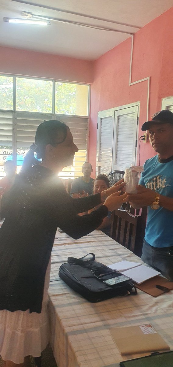 Desde la Reunión con directores en #LaSierpe se les hace un pequeño obsequio a cuadros y miembros del  Consejo de Dirección que cumplen año en el cuatrimestre  de manos de la Directora  General de Educación <a href="/AndreiArmasBra6/">Andrei Armas Bravo</a> <a href="/Dailanysca99151/">Dailanyscastillo</a> <a href="/quintero_lianet/">Lianet Cárdenas Quintero</a>