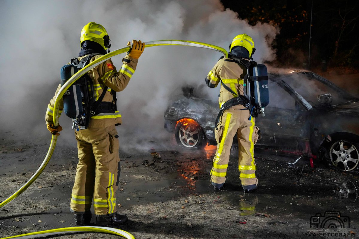 Auto verwoest na felle brand Kuipersdijk Apeldoorn