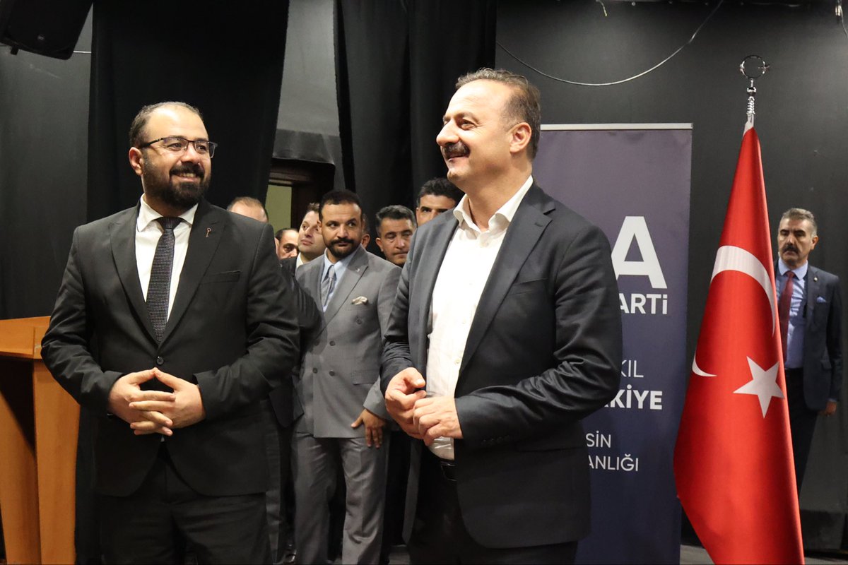 YorukAhmetGok's tweet photo. BASIN AÇIKLAMASI

Cumhurbaşkanı Adayı Yavuz AĞIRALİOĞLU Kim?
Anahtar Parti Mersin İl Başkanı Ahmet GÖK (Yörük Ahmet) Açıkladı

Millet uzun zamandır susmuş bir sözü, yorulmuş bir vicdanı, incinmiş bir adalet duygusunu ayağa kaldıracak bir ses arıyordu. Kalabalıkların gürültüsü arttıkça hakikat inceldi; makamların ağırlığı çoğaldıkça haysiyet hafifledi. İşte böyle bir zamanda millet, “Bu memleketi emanetiyle taşıyacak adam nerede?” sorusunun cevabını beklerken, ben o cevabı hem dağın rüzgârında, hem meydanın yankısında, hem halkın duasında hem devletin sükûtunda gördüm.

Anahtar Parti Mersin İl Başkanı olarak, Yörük Ahmet kimliğimle bugün açıkça ifade ediyorum:

Cumhurbaşkanı Adayımız Yavuz Ağıralioğlu sıradan bir siyasetçi değildir;
sözün şerefini bilen, hikmetin yükünü taşıyan, irfanın izzetine ermiş bir devlet adamıdır.

Onun zahiri, Anadolu’nun mütevazı bir evladıdır;
batını ise bu milletin kaderini omuzlayacak kadar derin, vakur ve haysiyetlidir.
Konuşması sade görünür; fakat sadeliği kudretin terbiye edilmiş hâlidir.
Sükûtu sessizlik değil; devlet idrakinin murakabeye çekilmiş halidir.

Cumhurbaşkanı adayımız Yavuz Ağıralioğlu’nun kelamında bir nefes-i Hak, bir adalet hırıltısı, bir merhamet kokusu, bir devlet aklı vardır.
Onu dinleyen, yalnızca bir siyasetçi değil;
milletin içindeki küllenmiş ateşi yoklayan, vicdanı yeniden uyandıran bir lider görür.

Milletin karşısına “ben” diye değil, emanet diye çıkan adam azdır.
Yavuz işte o nadir adamlardandır.
Makamı değil sorumluluğu;
şöhreti değil şerefi;
çıkarı değil milleti öne alan bir irfan sahibidir.

Benim şehadetim açıktır:
Bu millet yeniden doğrulacaksa,
onu ayağa kaldıracak ses Yavuz’un sesi;
onu istikamete sokacak nefes Yavuz’un nefesidir.

Akşemseddin, Fatih’in gönlüne nasıl bir ruh üflediyse,
bugün Yavuz da milletin gönlünü aynı dirilişe hazırlamaktadır.
Sözü sahih, niyeti halis, yürüyüşü temizdir.

Millet, emaneti taşıyacak adamı bekliyordu.
Bugün o adamı tarif etme değil, milletle buluşturma zamanıdır.

Cumhurbaşkanı Adayımız Yavuz Ağıralioğlu;
milletin vicdanıyla konuşan,
tarihin ruhuyla yürüyen,
yarının devletini inşa etmeye talip bir liderdir.

Bu milletin devr-i saâdeti,
sözün, hikmetin ve irfanın adamıyla mümkündür.
O adam da Genel Başkanımız Yavuz Ağıralioğlu’dur.

Kamuoyuna saygıyla duyurulur.
Ahmet GÖK
Anahtar Parti Mersin İl Başkanı #YavuzAğıralioğlu #anahtarparti