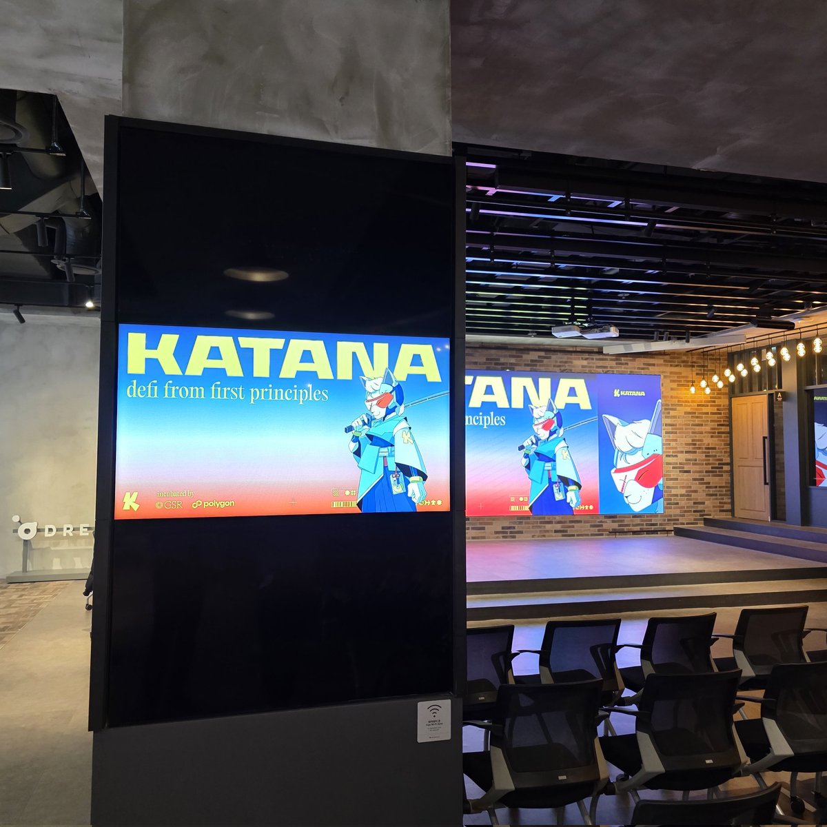 평행 Parallel tweet media