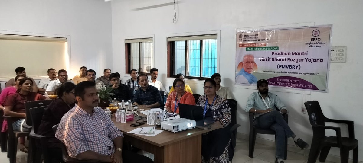 hdilipca's tweet photo. @epfokandivaliw1 
Well attended Gyanpeeth 5.0 session at our HDIL association Virar East today learning about EEC and PMVBRY from Smt. Seema Jayprakash and Smt. Manisha Palande.

Huge awareness building for #PMVBRY

@labourministry
@officialepfo https://t.co/lpsASpoHWJ