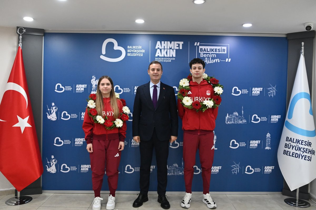 Balıkesir Büyükşehir Belediyespor Kulübümüzün gururu genç şampiyonlarımız ile birlikteydik.🏆

Riyad’daki İslami Dayanışma Oyunları, eskrim dalında altın madalya kazanan milli sporcularımız Alara Atmaca ve Kıvanç Kırtay'ı belediyemizde ağırladık. Kendilerini yürekten kutluyor,