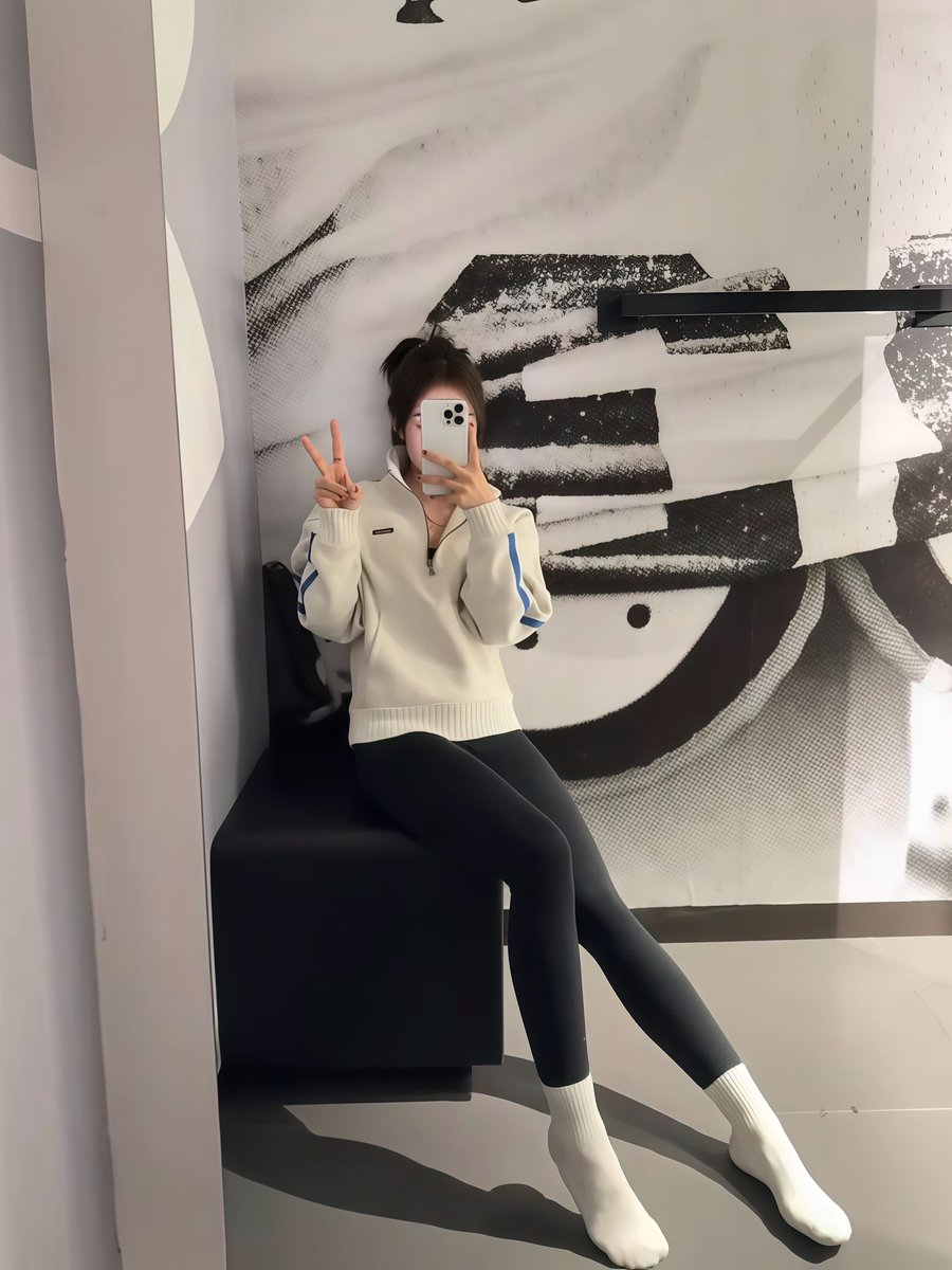 着破鞋，健身房运动了一个小时，袜子直接湿透了，感觉都能拧出来水，怪不得袜底老黄 #体育生 #女大