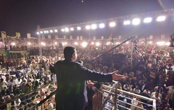 آج گوجرانوالہ میں نواز شریف کی تاریخی تقریر یاد آگئی، وہ جلسہ جس نے ووٹ کو عزت دو کے بیانیے کو آسمان تک پہنچایا۔ سب نے پہلا جلسہ کرنے سے انکار کیا، مگر گوجرانوالہ کے شیر خرم دستگیر خان نے ذمہ لیا اور شاندار کامیابی دلائی۔

#سرخرو_نوازشریف 

<a href="/MaryamNSharif/">Maryam Nawaz Sharif</a> <a href="/kdastgirkhan/">Engr. Khurram Dastgir-Khan (HI)</a>