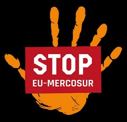 OliwkaI2025's tweet photo. W Grecji nasilają się protesty i blokady rolników. Walczą przeciw ratyfikacji Mercosur.

Umowa jest w końcowej fazie negocjacji i przygotowań do ratyfikacji, ale jej wejście w życie zależy od politycznej zgody państw członkowskich. 
#Greekprotest #mercosur #rolnicy https://t.co/Md65EUiG6f
