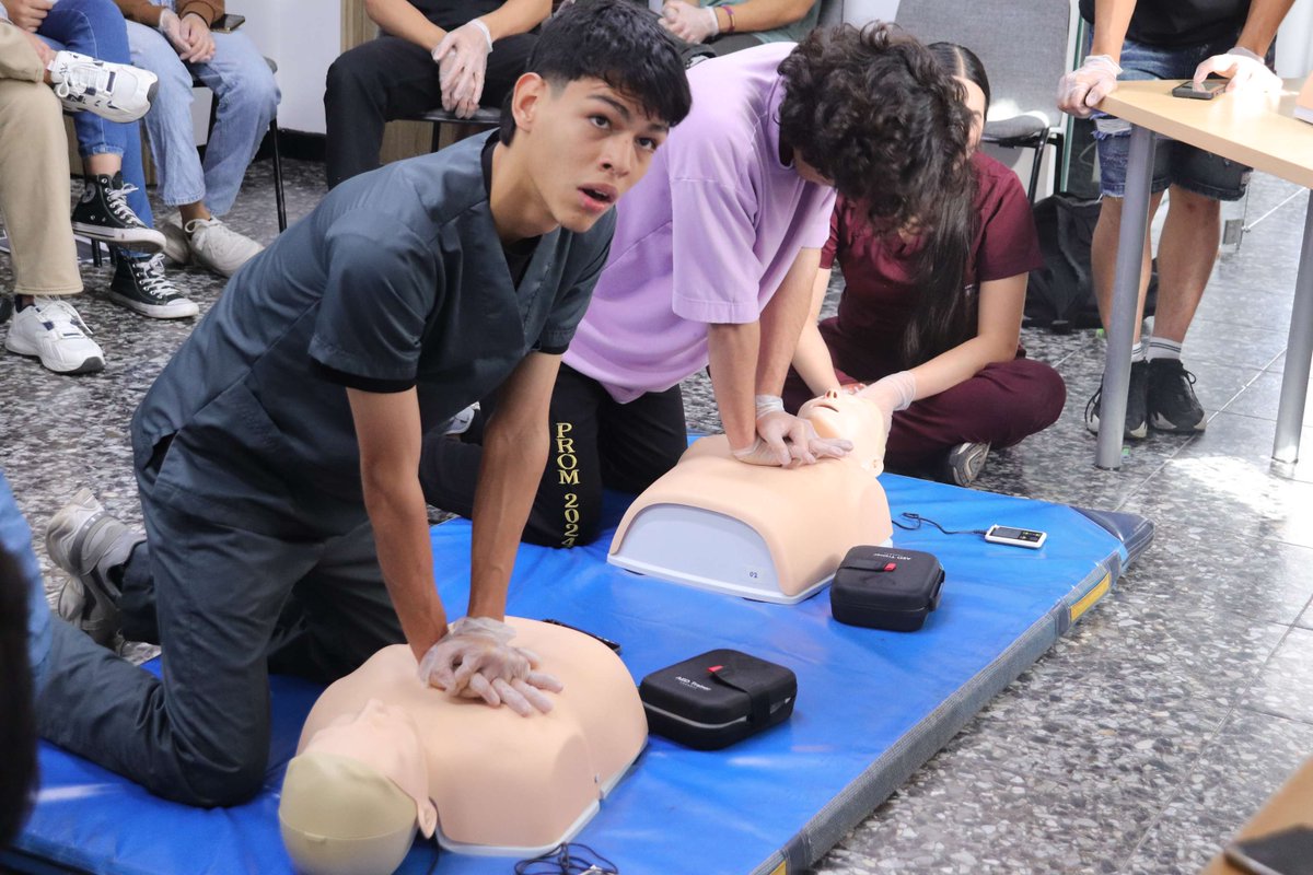 MedicinaUNAL's tweet photo. Este 10 de diciembre nuestros estudiantes del Programa de Admisión Especial con Enfoque Territorial (#PAET) del Catatumbo iniciaron el curso de Reanimación Cardiopulmonar ofrecido por el #CEMUD, en nuestra sede Bogotá. Así mismo, mañana serán capacitados en Primeros Auxilios. 👨🏻🏫 https://t.co/HosF6aWe9N