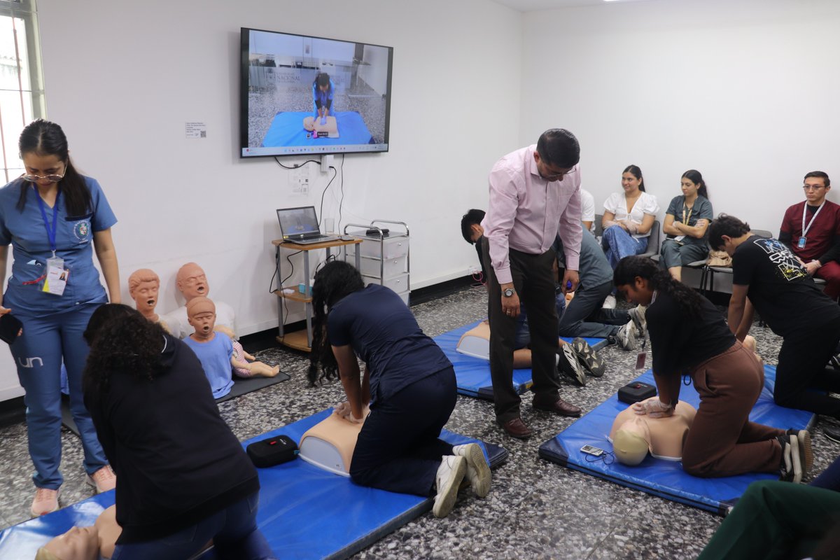 MedicinaUNAL's tweet photo. Este 10 de diciembre nuestros estudiantes del Programa de Admisión Especial con Enfoque Territorial (#PAET) del Catatumbo iniciaron el curso de Reanimación Cardiopulmonar ofrecido por el #CEMUD, en nuestra sede Bogotá. Así mismo, mañana serán capacitados en Primeros Auxilios. 👨🏻🏫 https://t.co/HosF6aWe9N