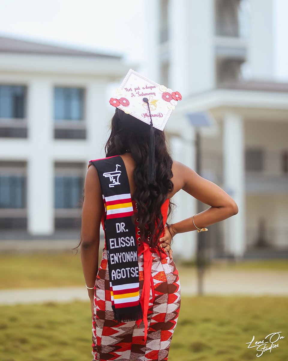 enyo_lissa's tweet image. Graduated, leveled up, and another year older 🤭🎊

PS: Look at the degree on that chick 👌🏾🤣