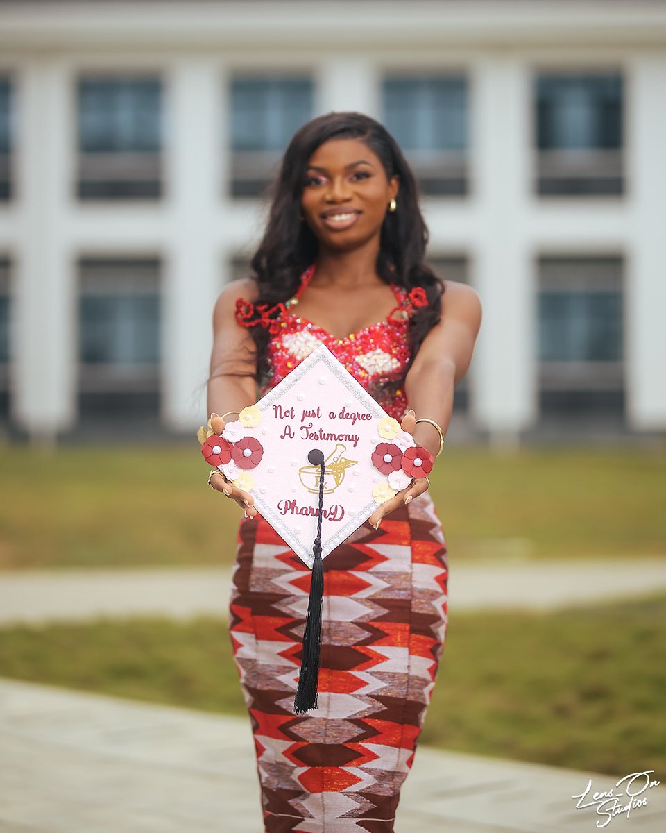 enyo_lissa's tweet image. Graduated, leveled up, and another year older 🤭🎊

PS: Look at the degree on that chick 👌🏾🤣