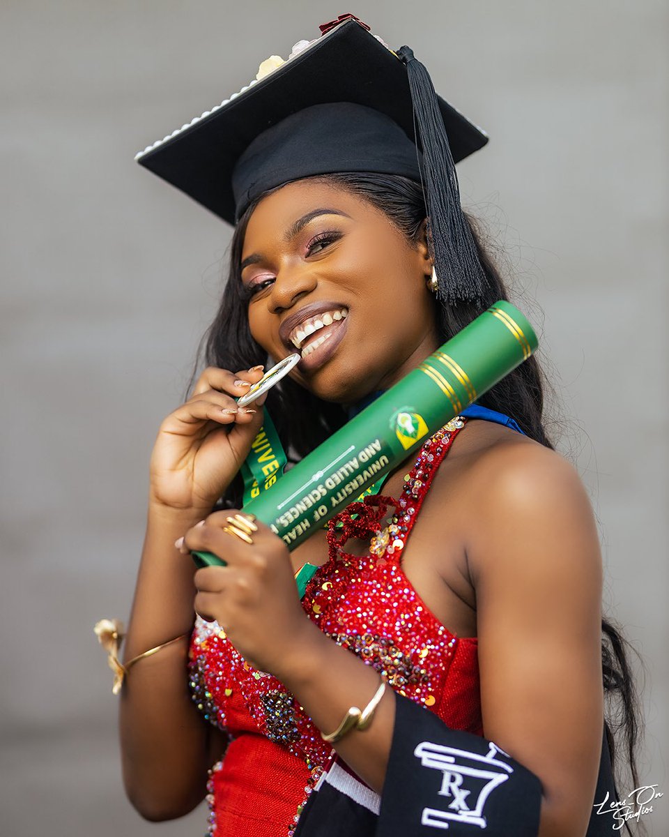 enyo_lissa's tweet image. Graduated, leveled up, and another year older 🤭🎊

PS: Look at the degree on that chick 👌🏾🤣