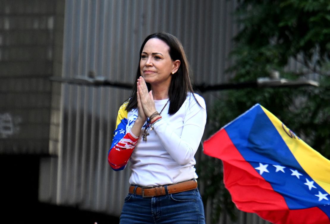 Es gratificante ver nuevamente, de manera pública, a María Corina Machado, más aún si es para recibir el Nobel de la Paz. Se fortalece la esperanza de que nuestro hermano país Venezuela vuelva al camino democrático, para el bienestar de todos sus ciudadanos. #MariaCorinaMachado