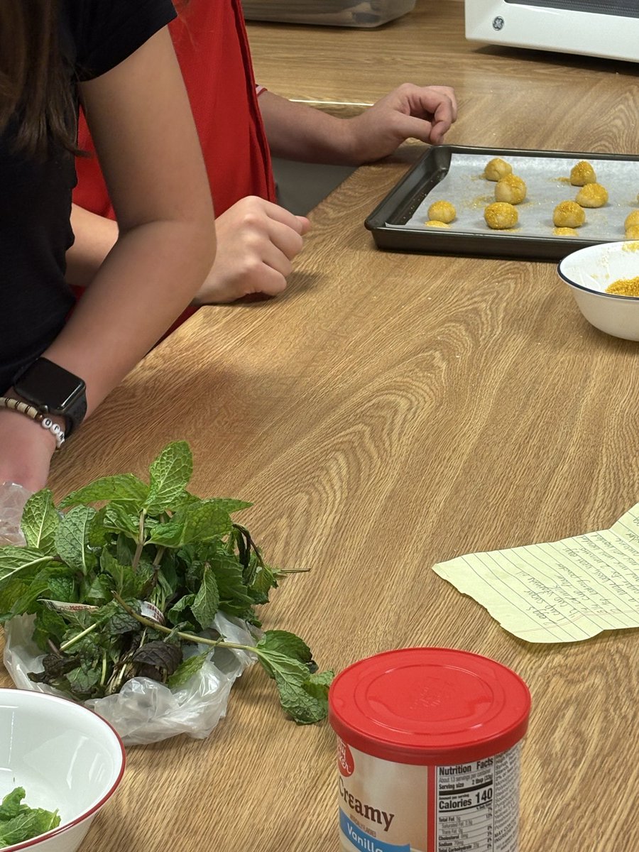 Lisa Van Curen tweet media