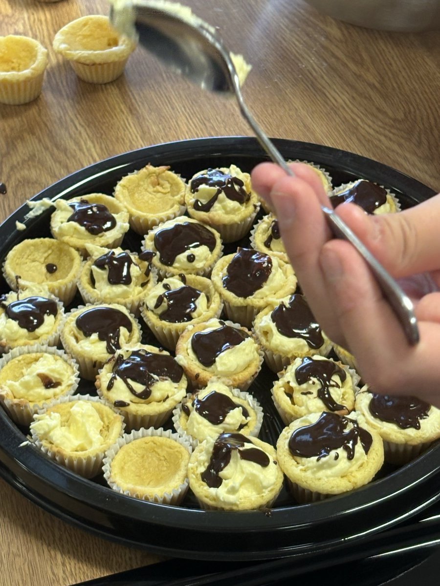 Lisa Van Curen tweet media