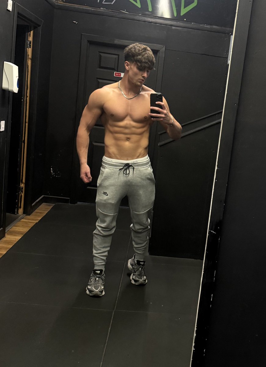 FindomCaiden's tweet photo. Early gym session this morning… 

Now hungry for some HOT mid day drains collecting all that f*g cash. 

Open that wallet and leak. It’s your only purpose. Submit to perfection. 😏👀

Findom Paypig Cashmaster https://t.co/vmkA2v6m8q