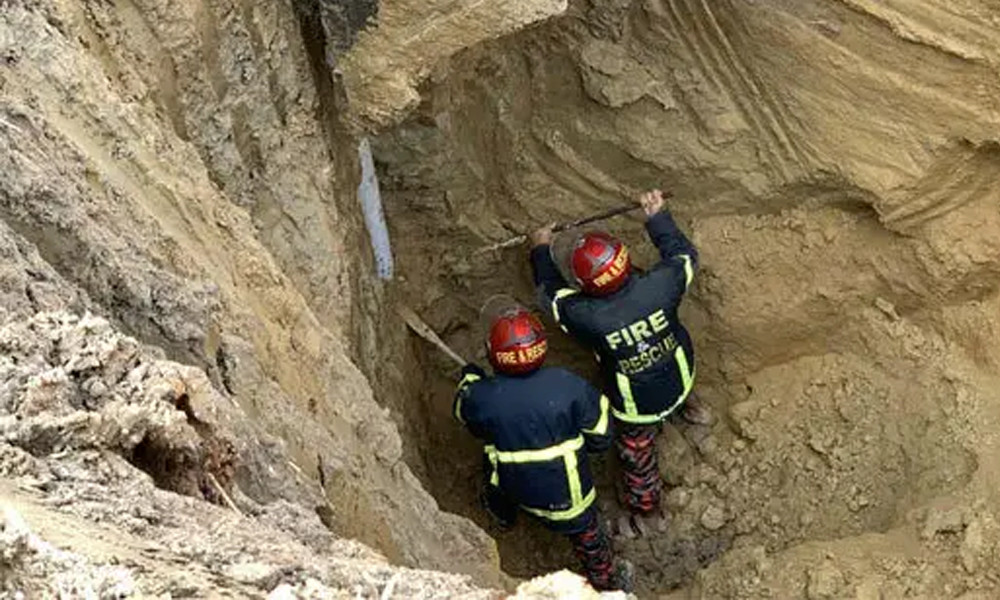 গভীর নলকূপের পাইপে পড়ে যাওয়া শিশু সাজিদকে উদ্ধার