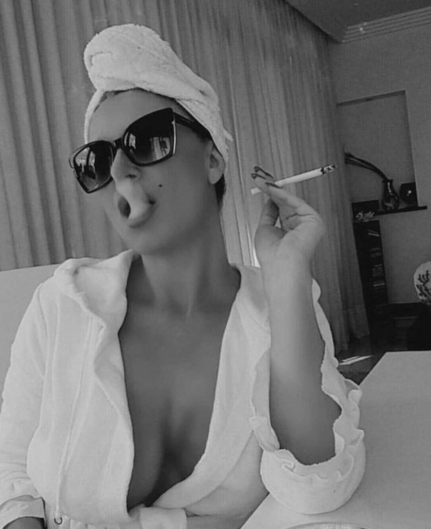 #smoking #smokinggirl #menthol #120 #fashion #smoke #classy #capri120 #virginiaslim120 #smokingfetish
