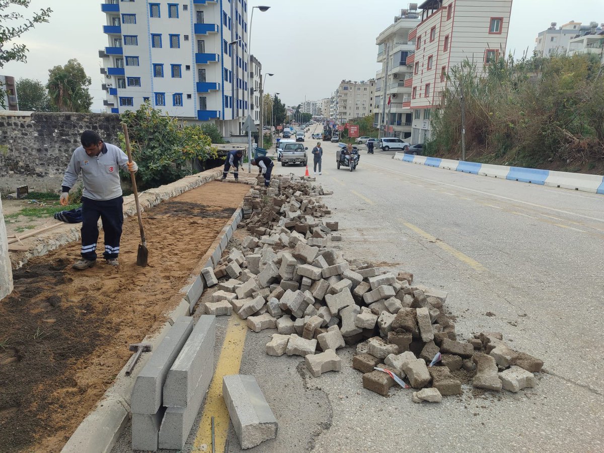 Adana Büyükşehir Belediyemizle koordineli bir şekilde, Merkez Atatürk Caddesi başta olmak üzere ilçemizin farklı noktalarında yıpranan kaldırımlar ve yürüyüş yollarında onarım çalışmalarına başladık.

Hemşehrilerimizin günlük yaşamda daha güvenli, düzenli ve rahat bir şekilde