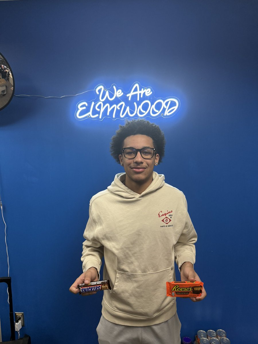 elmwood_hs's tweet photo. Student Shoutout to Avery Plouck from Mrs. Russell!  Avery noticed papers and school supplies scattered throughout the hallway.  Without hesitation, he stopped walking to class and picked up all of the items.  Nice job being an OPPORTUNITY-SEEKER Avery!  #WeAreElmwood https://t.co/apQwKcDpSt