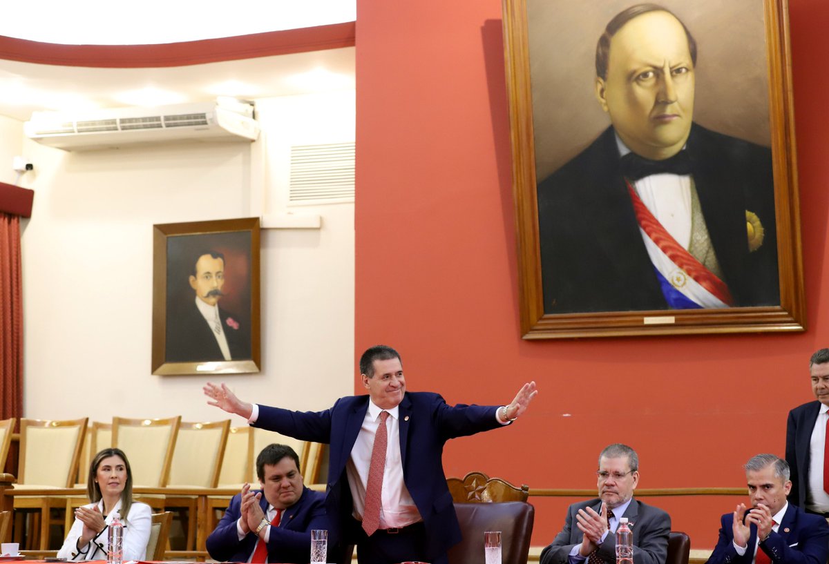 El presidente del Partido Colorado, Horacio Cartes, se reunió con integrantes del Consejo de Gobernadores. Realizaron una evaluación del año 2025 y la proyección y los desafíos para el 2026.