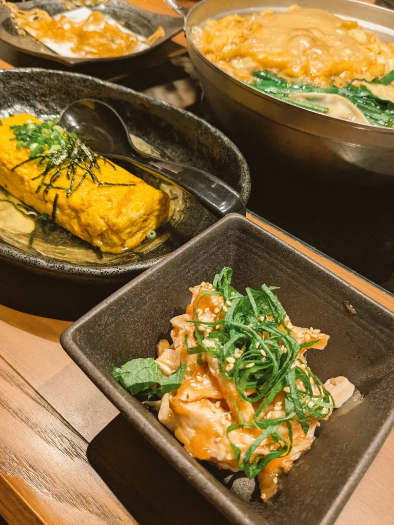 忘年会でした
色々頼んじゃいました☺️
メインはもつ鍋です😋
カクテル🍹飲んでいい感じになっています

おやすみなさい🌙