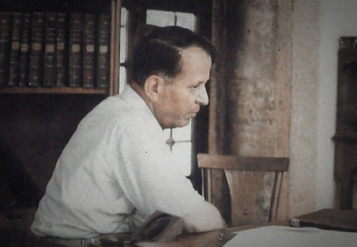 “Yiğit bahtsız olurmuş.
Taçsız, tahtsız olurmuş.
Namertlerin adı çok,
Mertler Atsız olurmuş!”

Hüseyin Nihâl Atsız