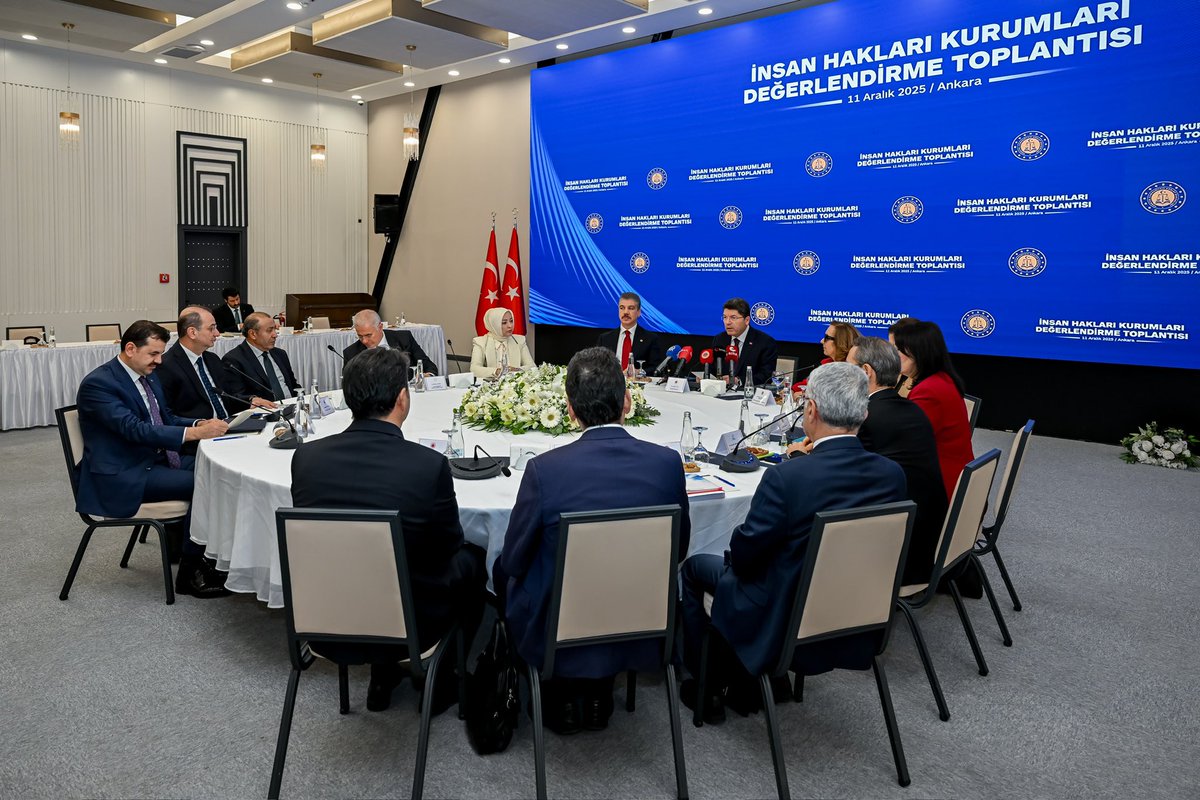 Adalet Bakanımız Sayın <a href="/yilmaztunc/">Yılmaz TUNÇ</a>’un başkanlığında, İnsan Hakları Kurumları Değerlendirme Toplantımızı gerçekleştirdik. 

“Türkiye’nin son yirmi yılına insan hakları perspektifinden bakıldığında, karşımıza yalnızca tek tek maddeleri ve kurumları değiştiren bir reform süreci