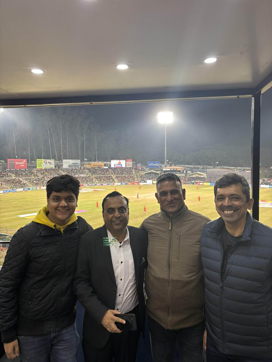 दोस्रो संस्करणको सिद्धार्थ बैंक नेपाल प्रिमियम क्रिकेट हेर्न जाँदा आदरणीय कुमार कोइराला सर, सिद्धार्थ बैंकका निर्देशक बिरेन्द्र भाइ, ‘EI with Soft Skills’ का आदरणीय प्रशिक्षक रमेश गुरु, सागरज्यू तथा युवा उद्यमी वेदान्त शाहसँग भएको भेटघाटले अत्यन्तै आनन्द र गर्वको अनुभूति भयो।