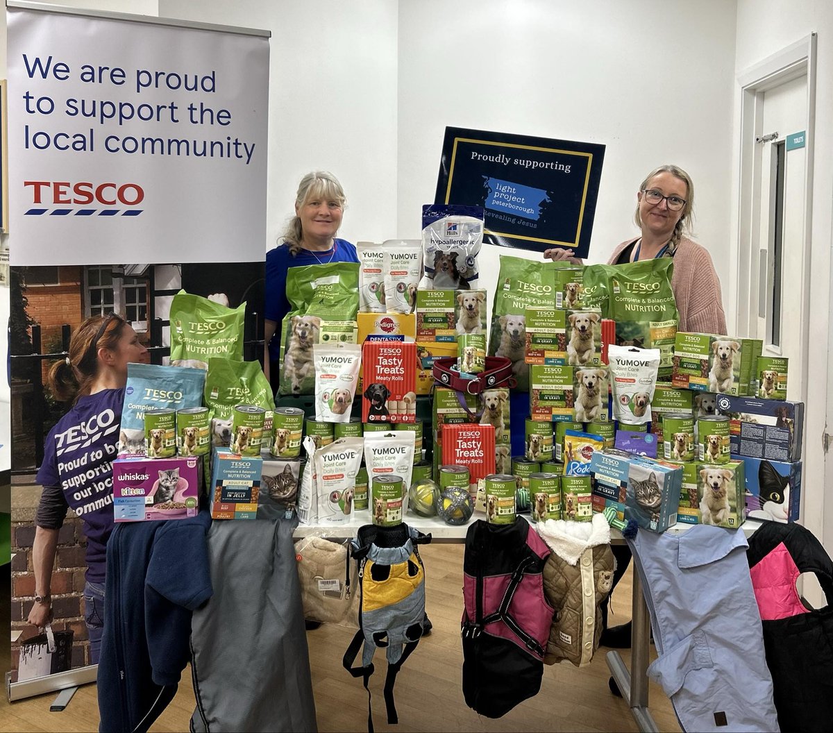 lightprojectpb's tweet image. A big thank you to Sharron, the Tesco Community Champion at Serpentine Green, who arranged a donation of food, coats and other treats for our Garden House guests who have dogs. 🐶

Having a dog gives those who are homeless comfort, a friend &amp;amp; joy in what is a difficult situation.