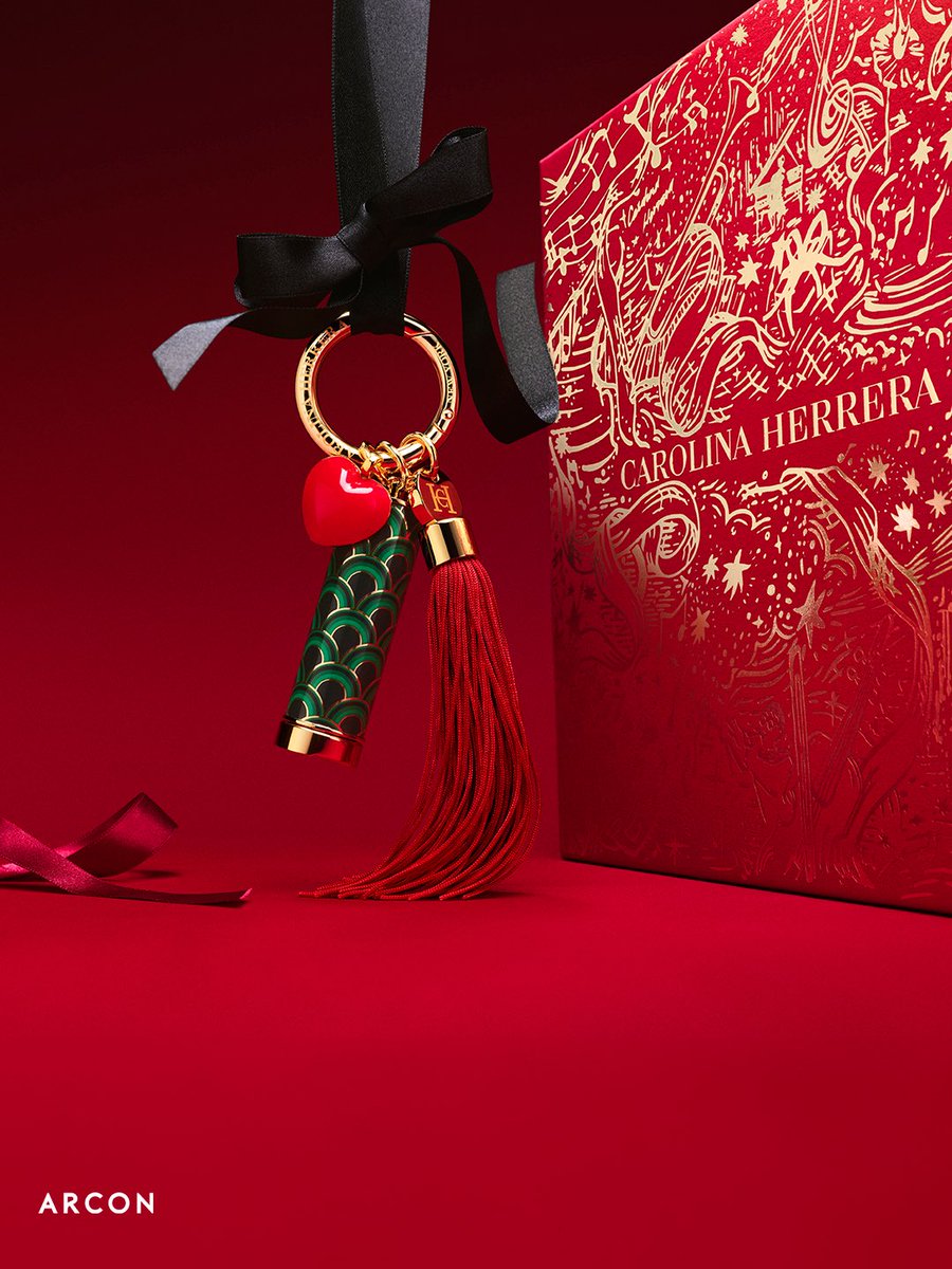 ArconKozmetik's tweet photo. Yeni yıl için Herrera Beauty’den bir couture anısı!

Zamansız Green Waves deseni ile kaplanmış Fabolous Kiss Lipstick, kalp figürlü ve kırmızı püskül detaylı tasarımıyla zarif yeni yıl paketlerinde yerini alıyor.

#HerreraBeauty #GreenWaves https://t.co/hWSxc0yZH5