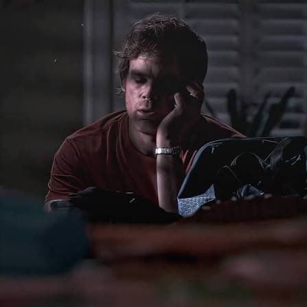 اذا بكى الرجل فاعلم انه يشاهد 
الحلقة ١٢ من الموسم الرابع من ديكستر