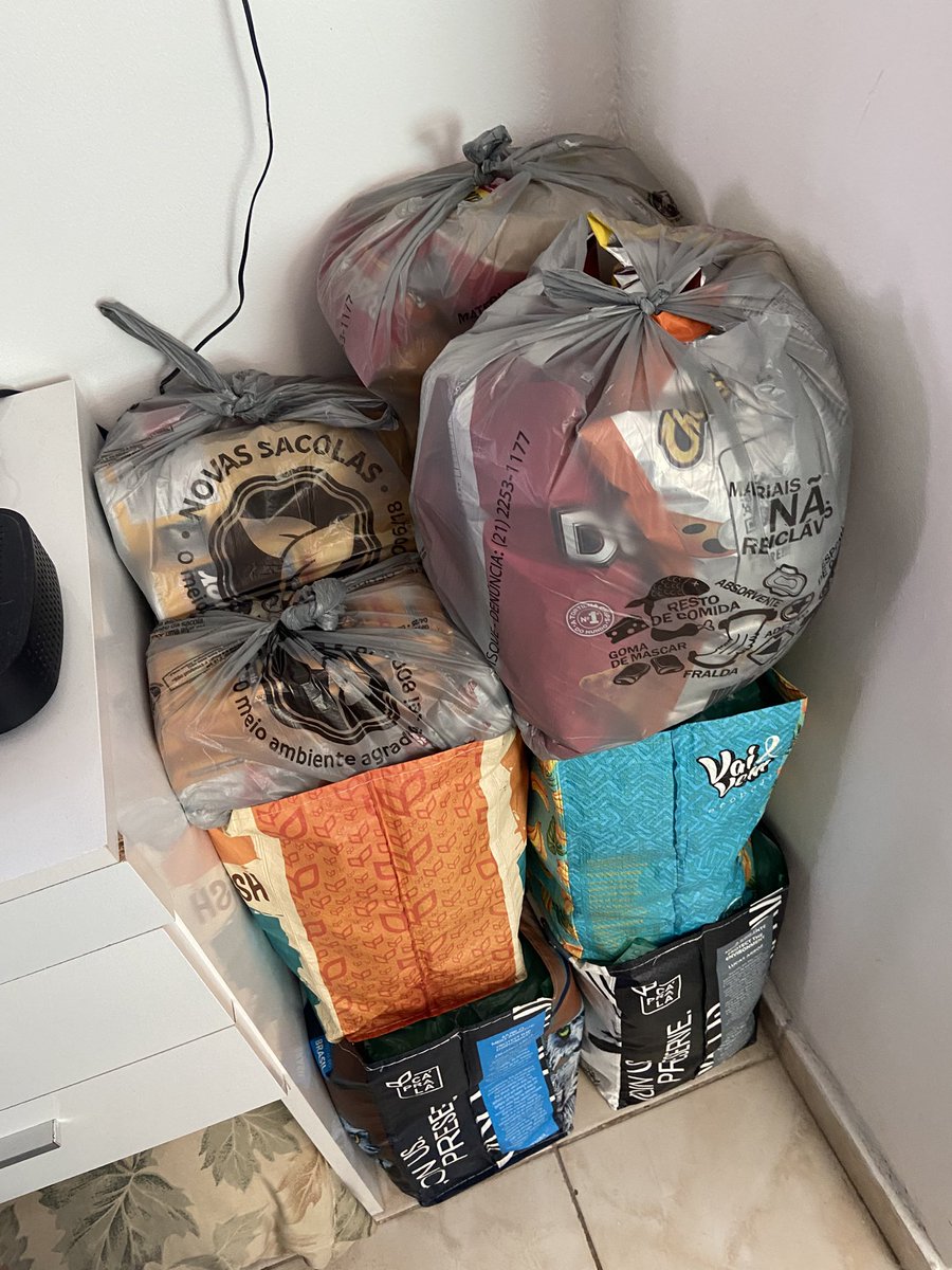 leemrnho's tweet image. minha mae: teu pai queria montar um cantinho pra vc com algumas coisinhas que ele comprou... 

GENTE AS COISINHAS