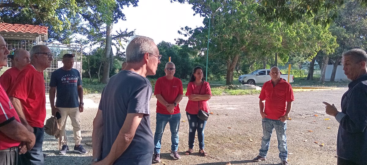 VCEncomil's tweet photo. En el día de ayer una representación de nuestra UEB visitó la Casa de trabajo de Fidel situada en Santa Clara, como parte de las actividades programadas por el Triunfo de la Revolución.
#encomil #100AñosConFidel #FidelPorSiempre https://t.co/B227jj7X2E