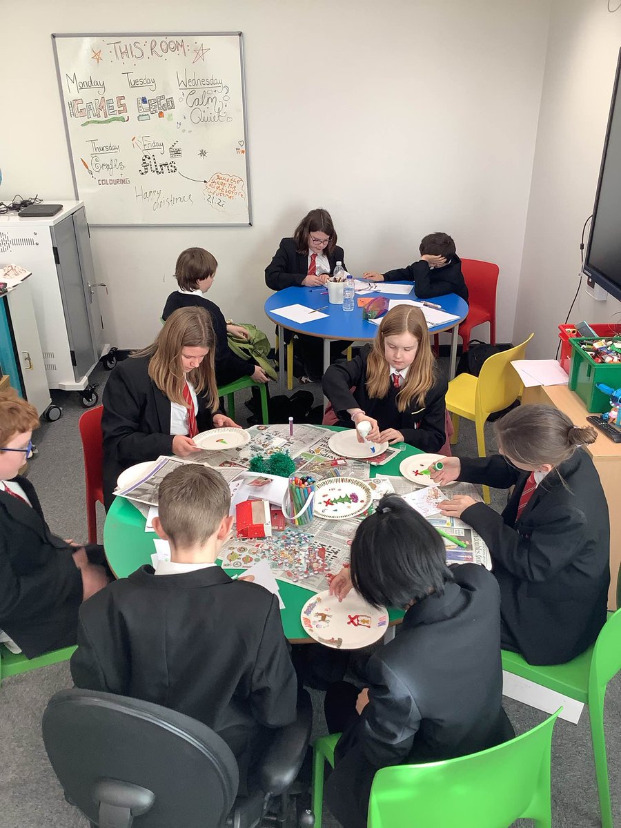 Some of our students in the hub enjoyed doing Christmas Crafts today! 🎅⛄🎄