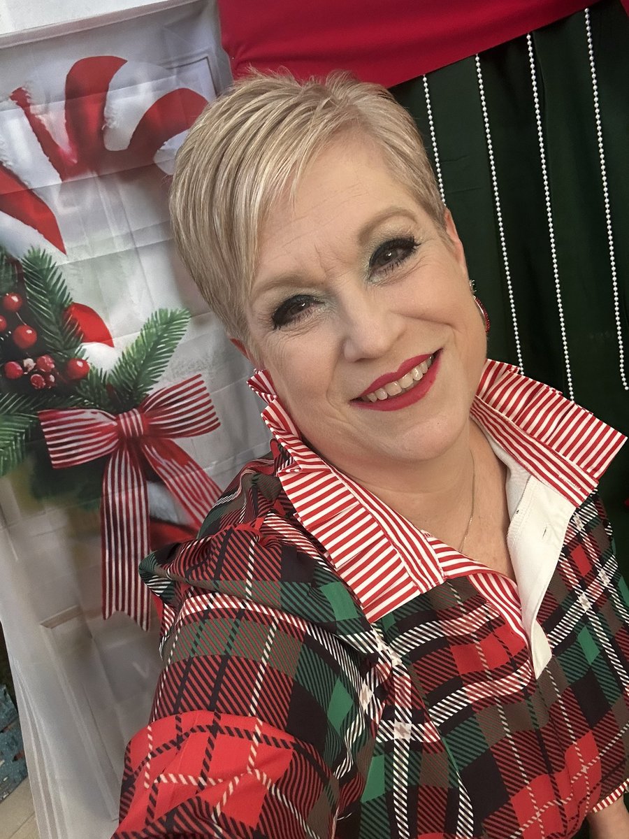 Shelley_Baxter_'s tweet photo. Santa is at Gilbert Cuellar Sr. Elementary School today!! #IKnowHim @CuellarNation @Region1DISD @dallasschools https://t.co/JuAn4MTFx7