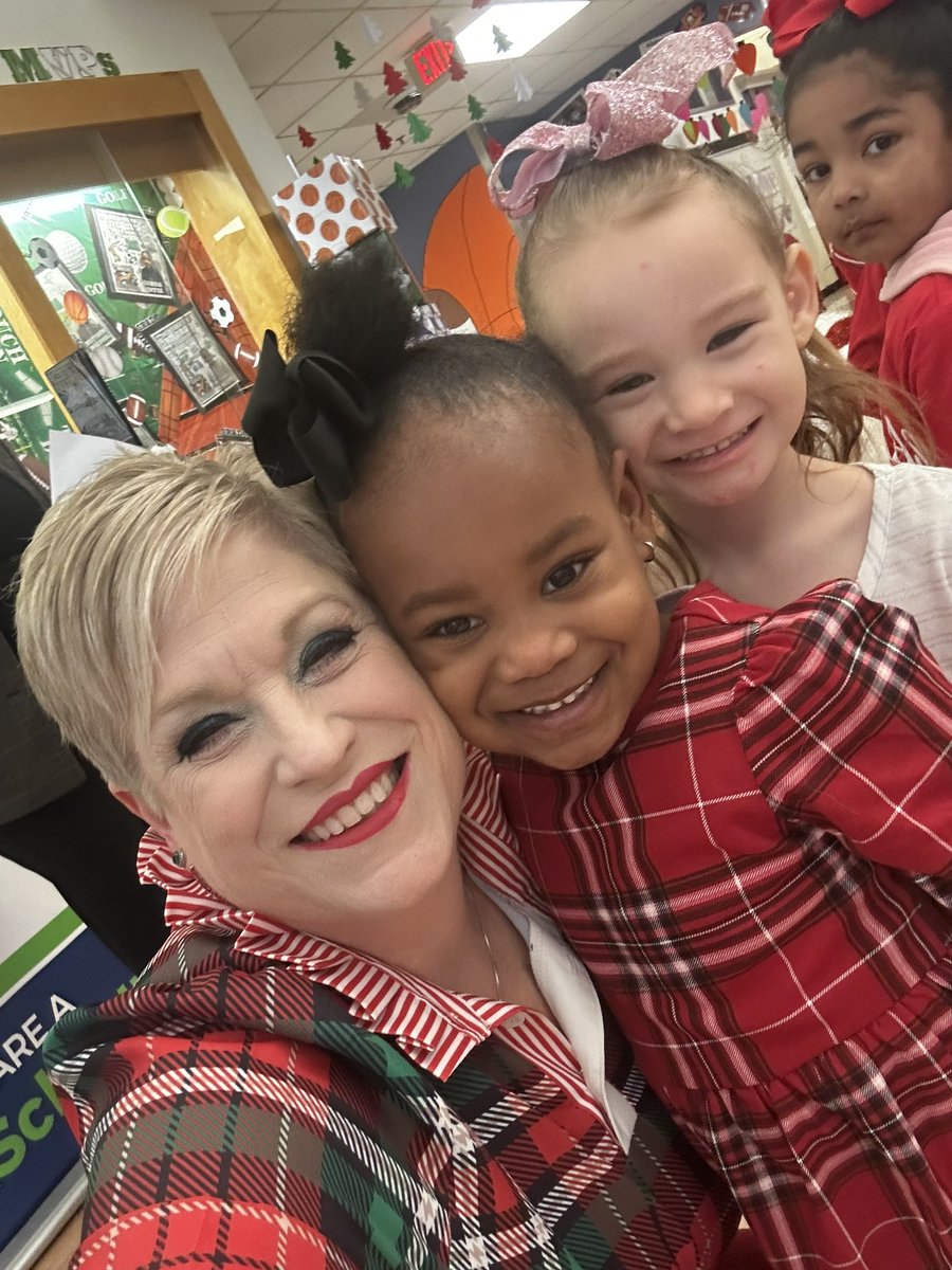 Shelley_Baxter_'s tweet photo. Santa is at Gilbert Cuellar Sr. Elementary School today!! #IKnowHim @CuellarNation @Region1DISD @dallasschools https://t.co/JuAn4MTFx7