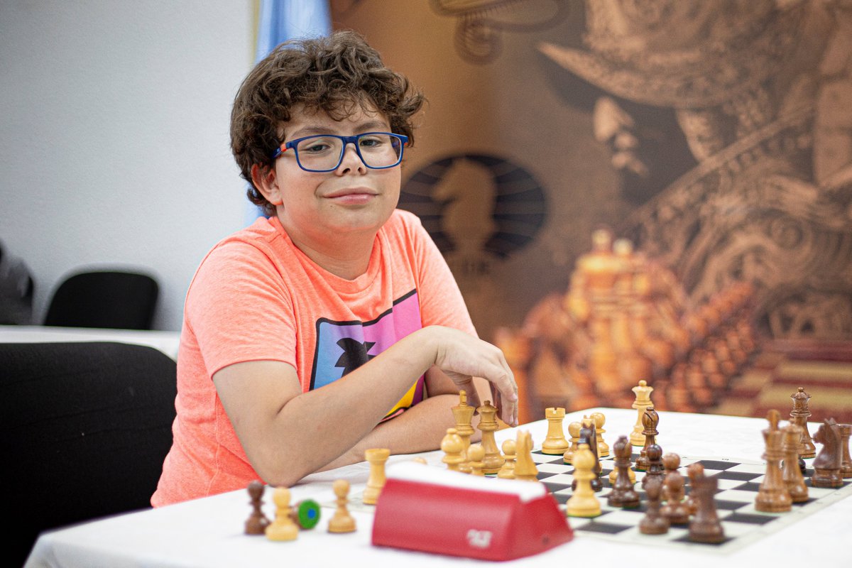 CDAG_Guatemala's tweet image. Movido por su curiosidad, Ricardo Ordóñez Bonilla tomó un set de ajedrez a los 9 años sin imaginar que un año después se convertiría en el centroamericano más joven con el título de Maestro FIDE. ♟️ 🤩 🇬🇹

Lee su historia: ✍ cdag.com.gt/ricardo-ordone…

#PasiónPorGuatemala #Ajedrez