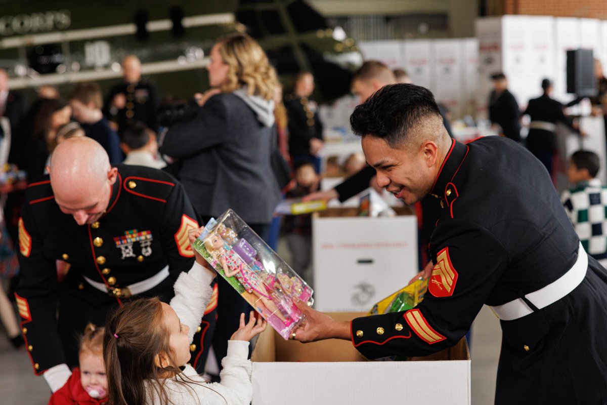 USMC's tweet image. First Lady Melania Trump, @FLOTUS, visits Marine Corps Base Quantico to take part in Toys for Tots alongside Marines and @USNavy Sailors.

Mrs. Trump told a story to children in attendance, helped sort toys for Toys for Tots, and assisted making Christmas cards. 

#MarineCorps…